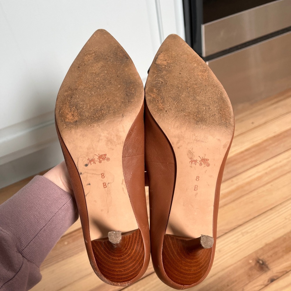Coach New York Leather Cap Toe Pumps Tan Black Gold Logo Heels Size 8B - Picture 8 of 9